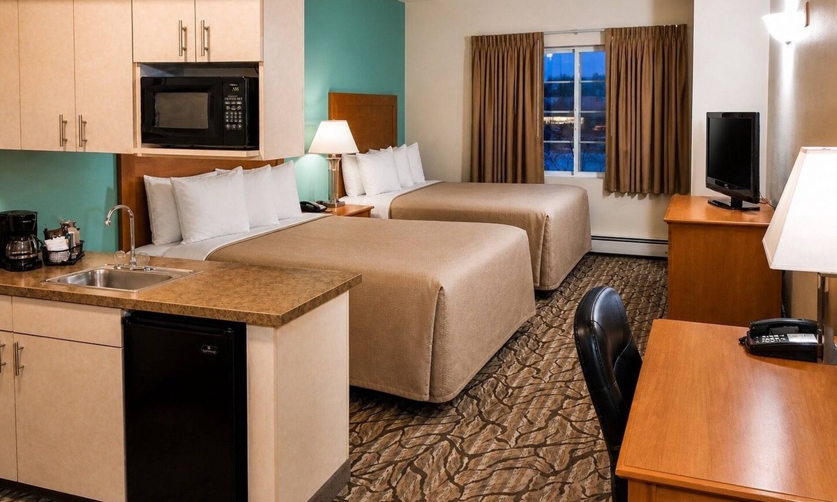 Mendenhall Valley Hotel | Aviator Suites Hotel Juneau 2 Queen Studio