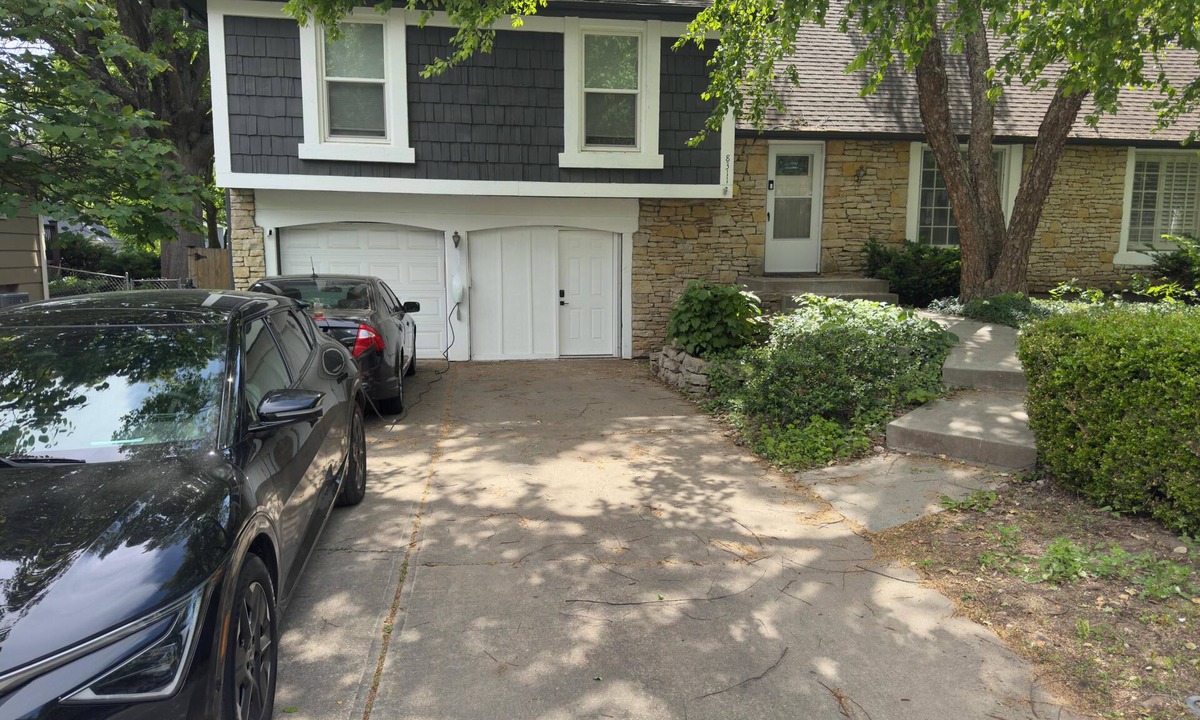 Overland Park Apartment | Awesome 1-bedroom apartment in nice Overland Park neighborhood with EV Charging