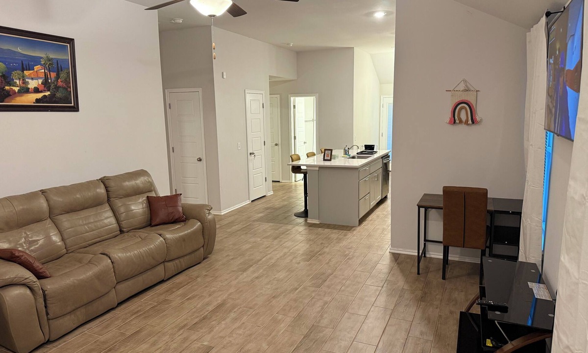Wheatland House | Awesome 3-bedroom house with AC in Oklahoma City