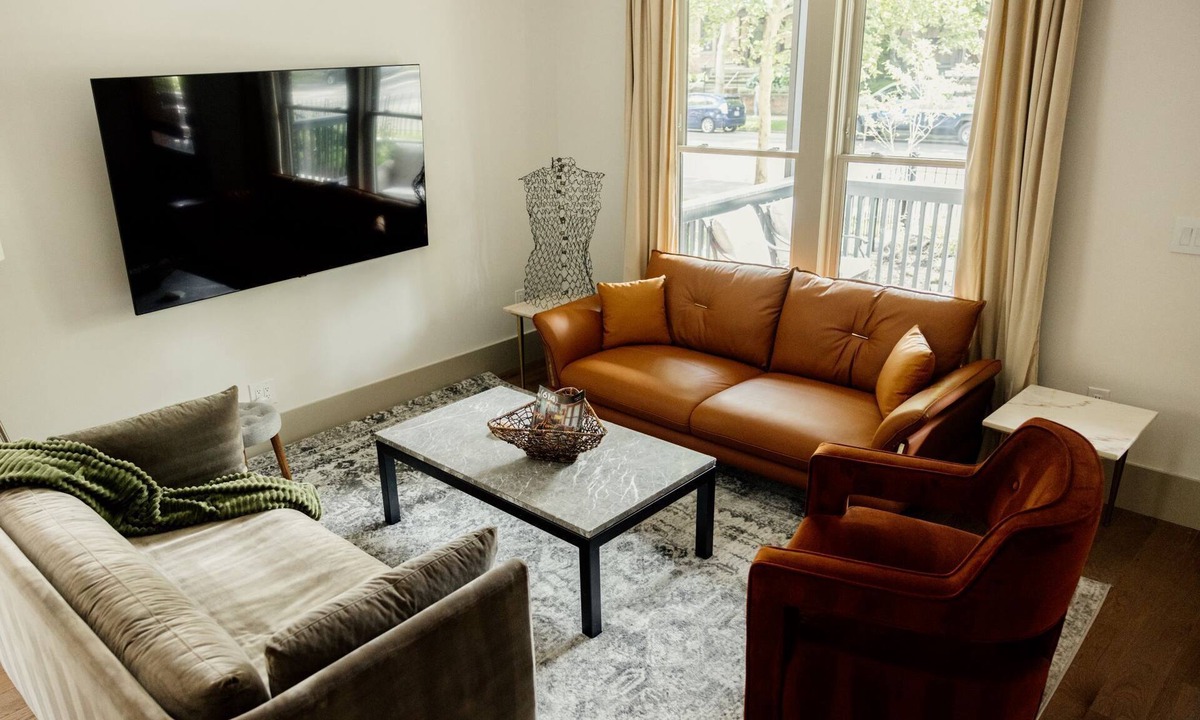 Victorian Village House | Backyard Garden Oasis | ½ Mi OSU + Free Parking