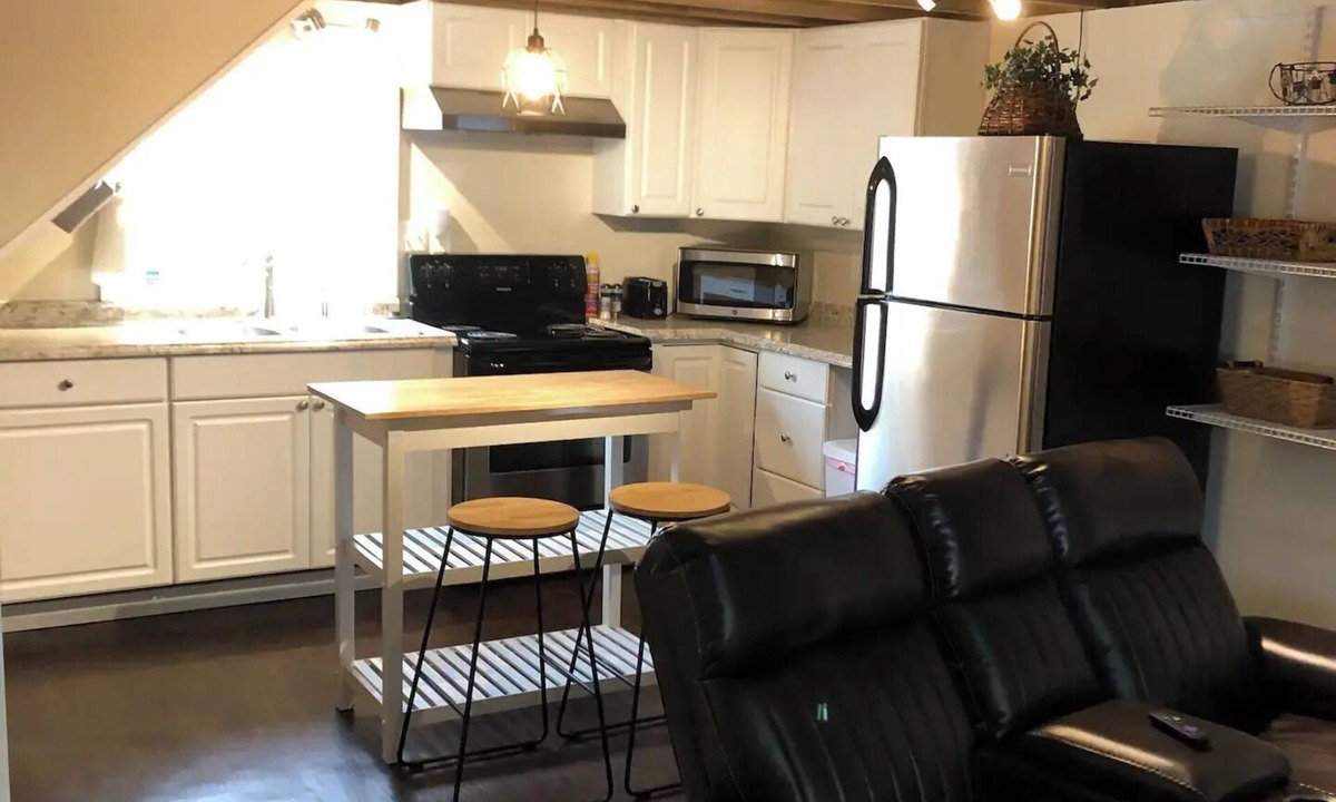 Morgantown Cottage | Bakers Ridge Loft - Near WVU Evansdale Campus, hospitals, stadium, & coliseum