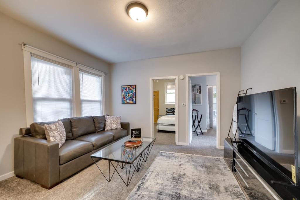 South Hills Apartment | Balcony & Workspace! Apt 5 Mi to Dtwn Pittsburgh