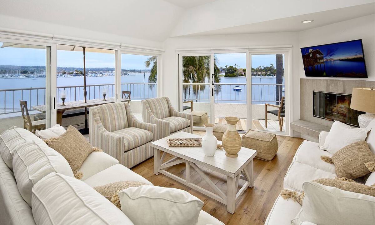 Mission Beach Condo | Bay Front Luxury Penthouse w/elev. & AC! Enjoy multiple outside patios & views!