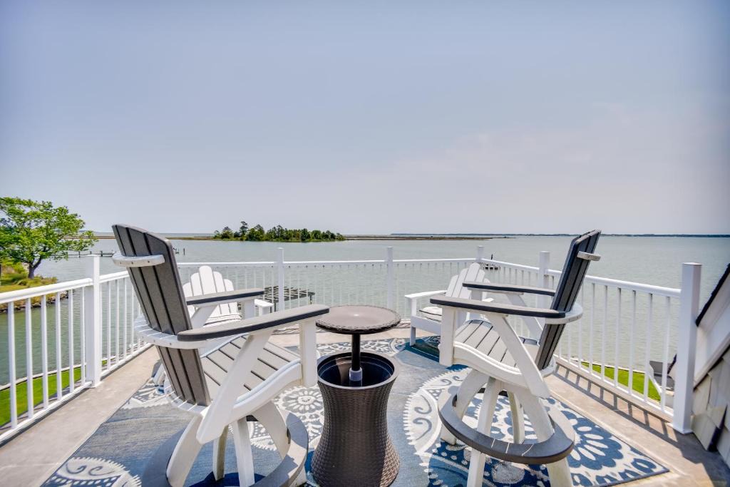 White Stone House | Bayfront White Stone Escape w/Private Beach!