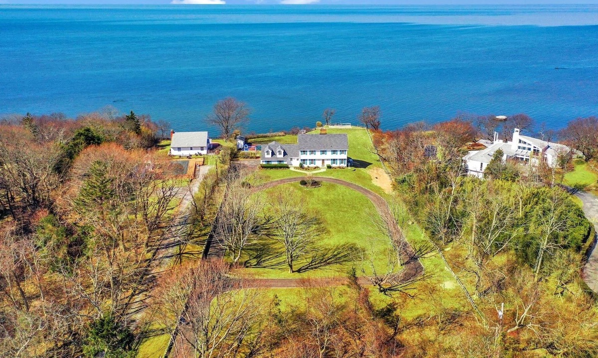 Cutchogue House | Beach-front house with amazing LI Sound views & stairs to beach