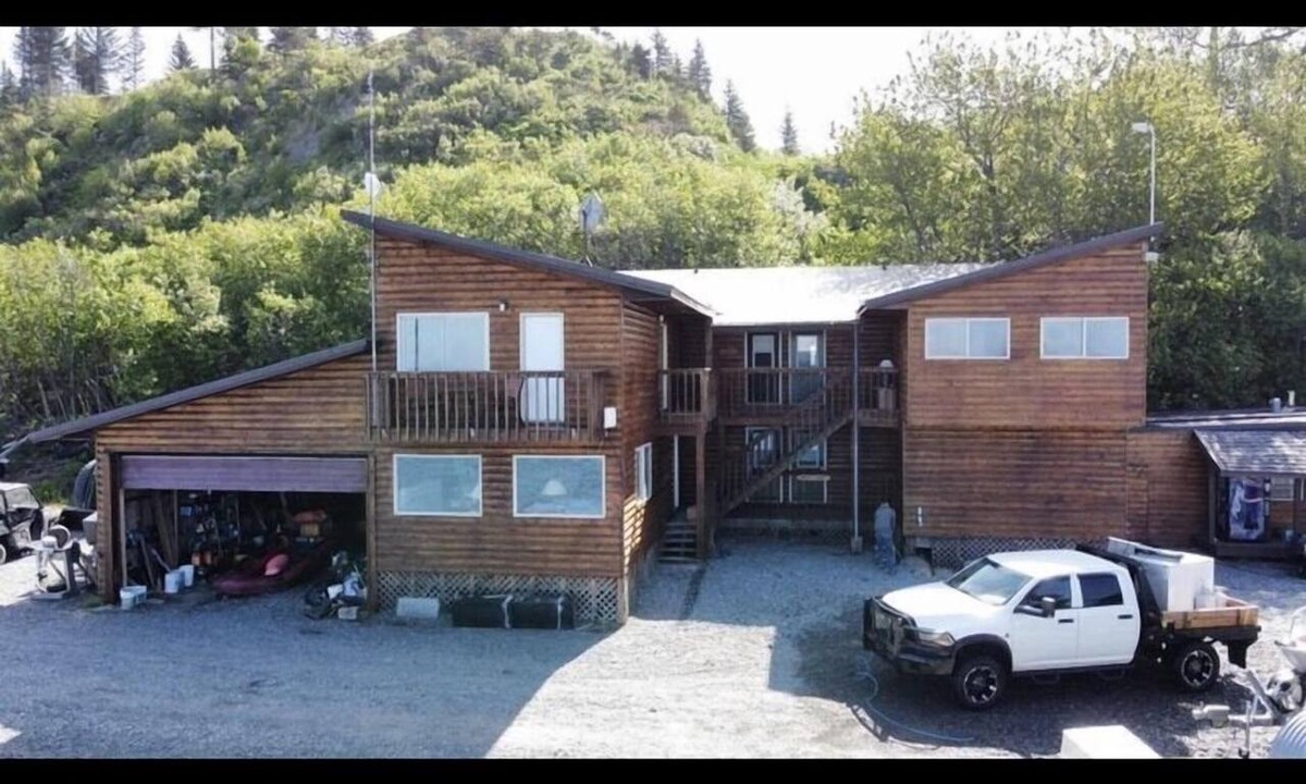 Happy Valley Cabin | Beachfront Alaskan Lodge