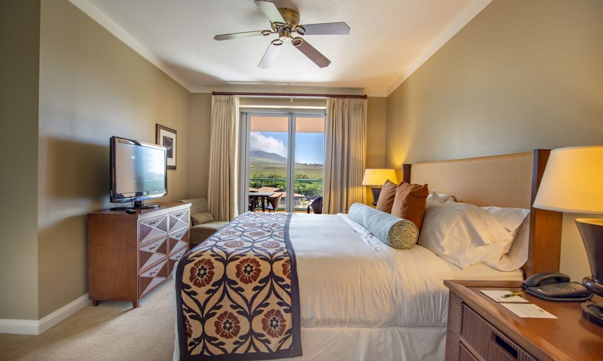 Honokowai Hotel | Beachfront Retreat: Elegant Views w/Full Kitchen. Onsite Free Parking and Pool!