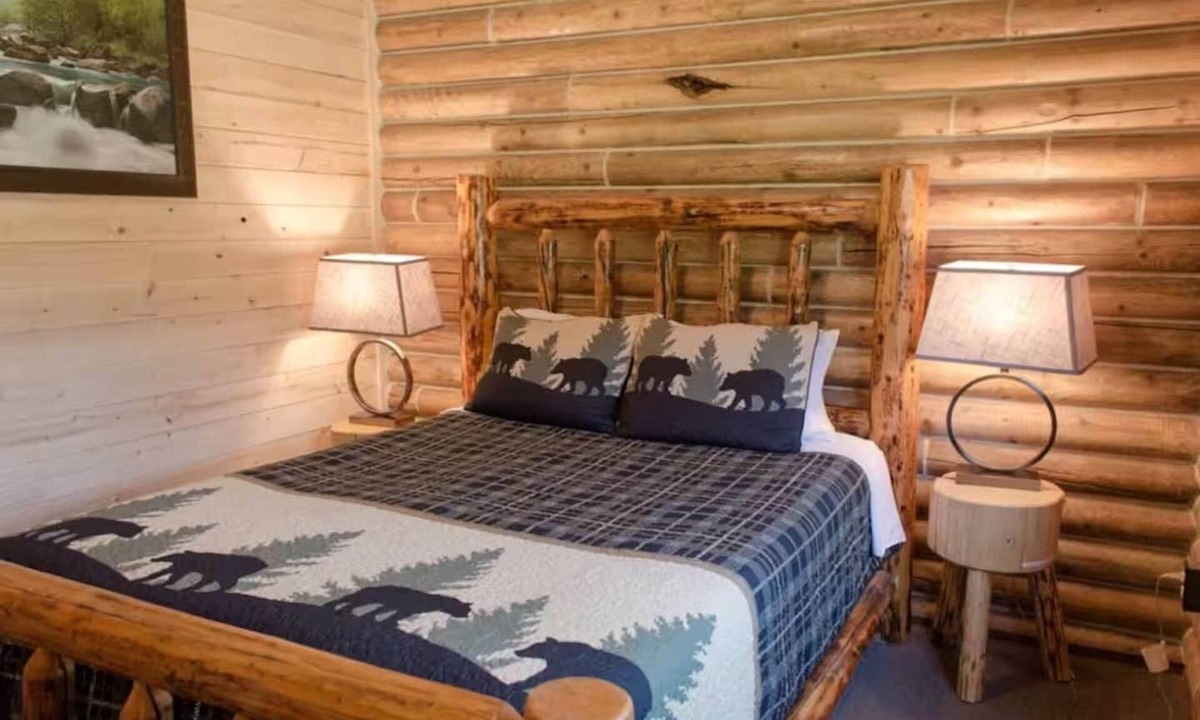 Palmer Bed & Breakfast | Bear Paw Room @ Alaska Knotty Pine B&B ~ Pool Table