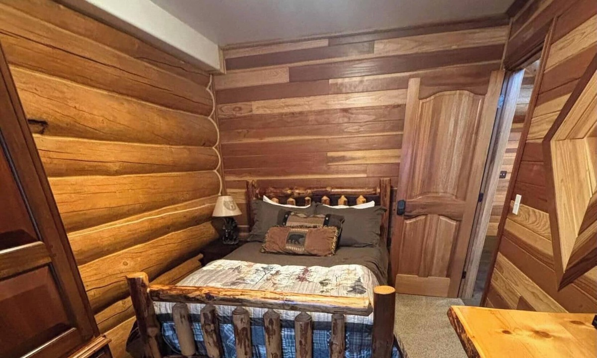Palmer Bed & Breakfast | Bear's Den Room @ Alaska Knotty Pine B&B ~ Full size bed ~ Private bathroom