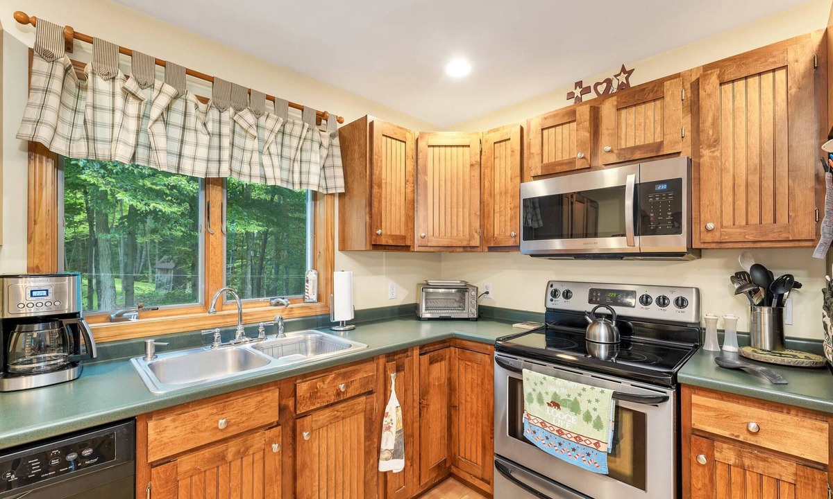 Rumney House | Bears Den: Lake Deck, Swingset, Firepit, BBQ, Swingset, Fast WiFi, Hike Bike Climb
