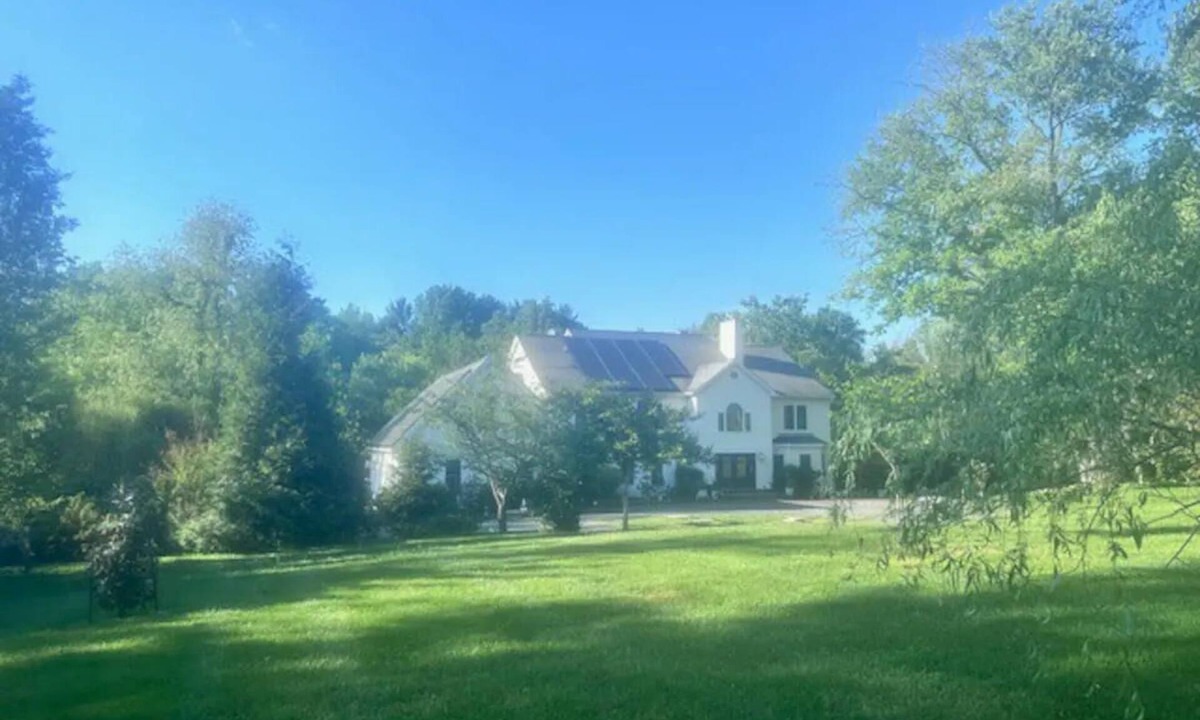 Darnestown Villa | Beautiful 2BR Walkout Fenced & Gated Villa, 5 Onsite parking, 2+acres