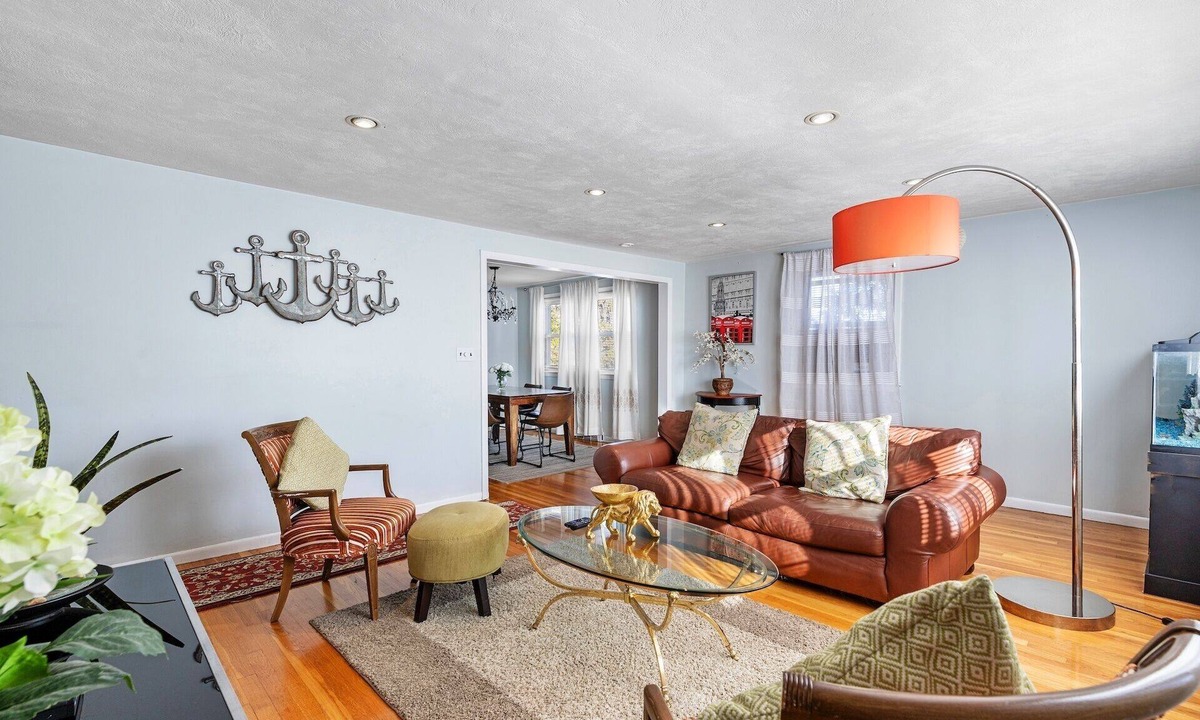 Waltham Apartment | Beautiful 3BD/1BA apartment W Parking 6373