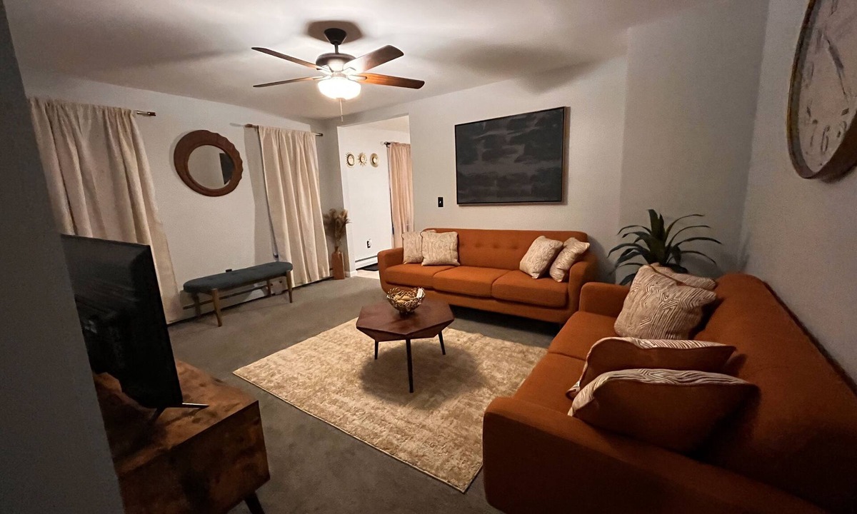 East Hartford House | Beautiful cozy2 bedrooms located in a safe community just minutes from downtown.