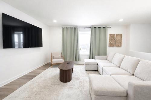 Gardner House | Beautiful Getaway Sleeps 10 plus Central Location