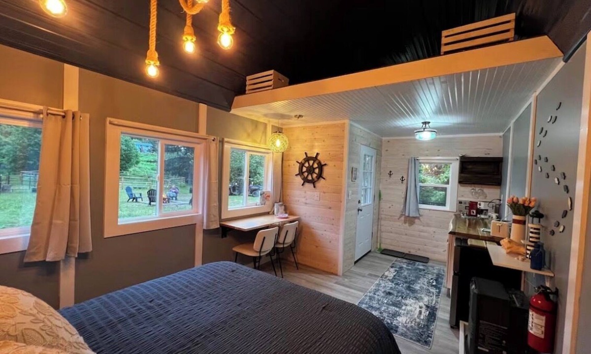 Diamond Ridge Cabin | Beautiful Glamping Dry Cabin in Homer