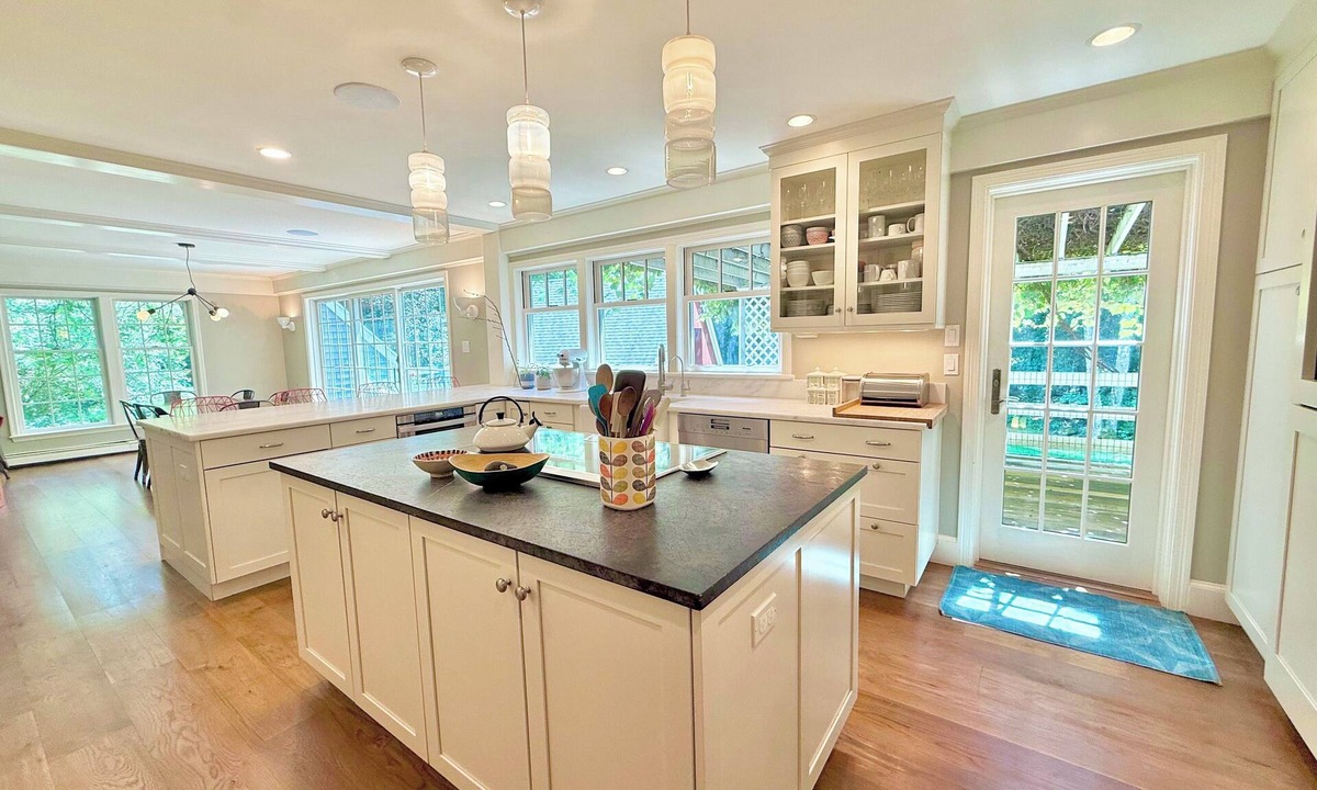 Glendale House | Beautiful House in the Woods: Huge Yard, Hot Tub