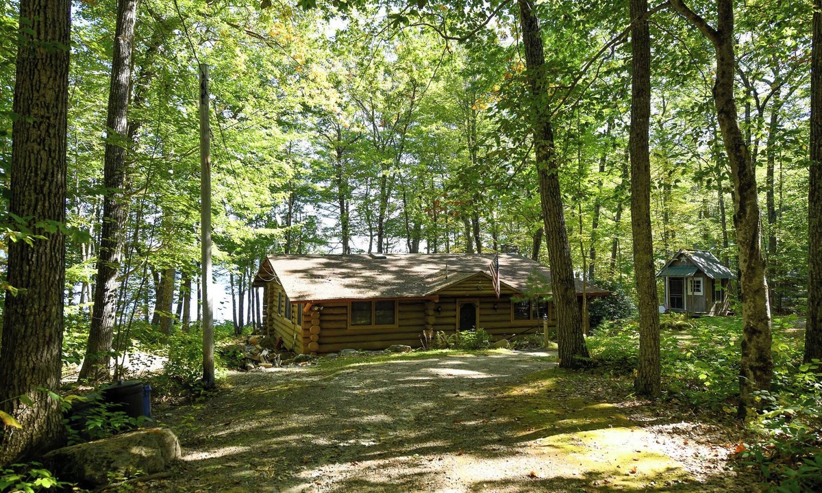 Oxford Cottage | Beautiful open-concept log home in quiet setting on Thompson Lake.