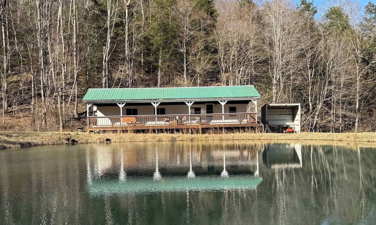 Dailey House | Beautiful Pond Retreat & Mountain Hiking!