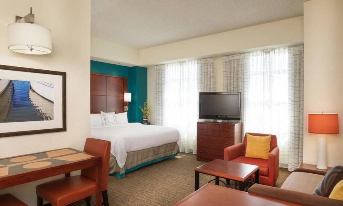 East Bayside Hotel | Beautiful Unit in Serene Countryside Setting Near Wineries – Onsite Pool