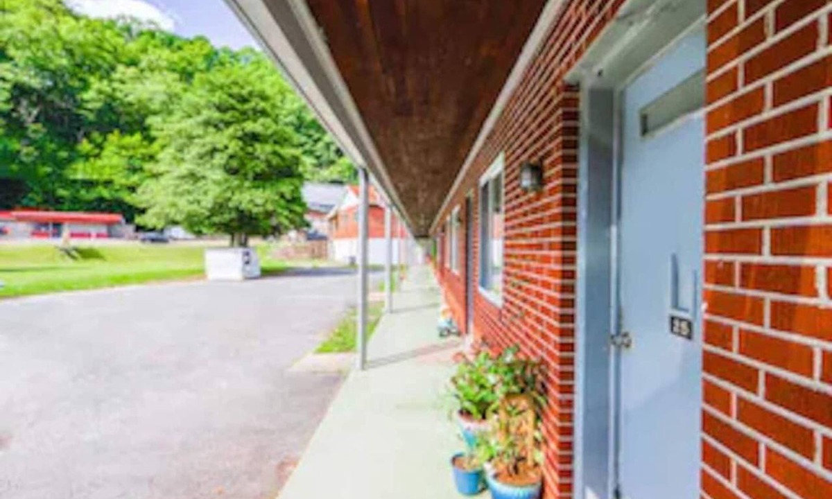 Blue Jay Apartment | Beaver WV|Queen Bed|Non-Smoking
