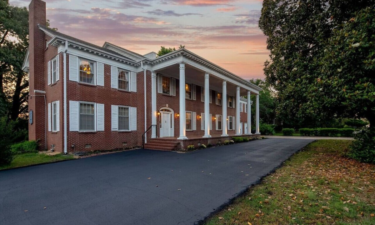 Fort Smith House | Beland Mansion Getaway – Spacious Colonial with Game Room & Lounge
