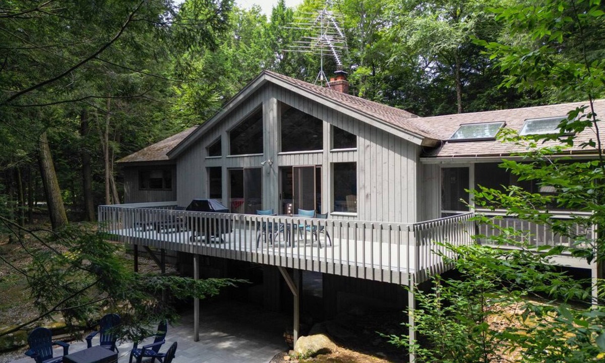 Otis House | Berkshire Holiday Home with Hot Tub & A+ Amenities