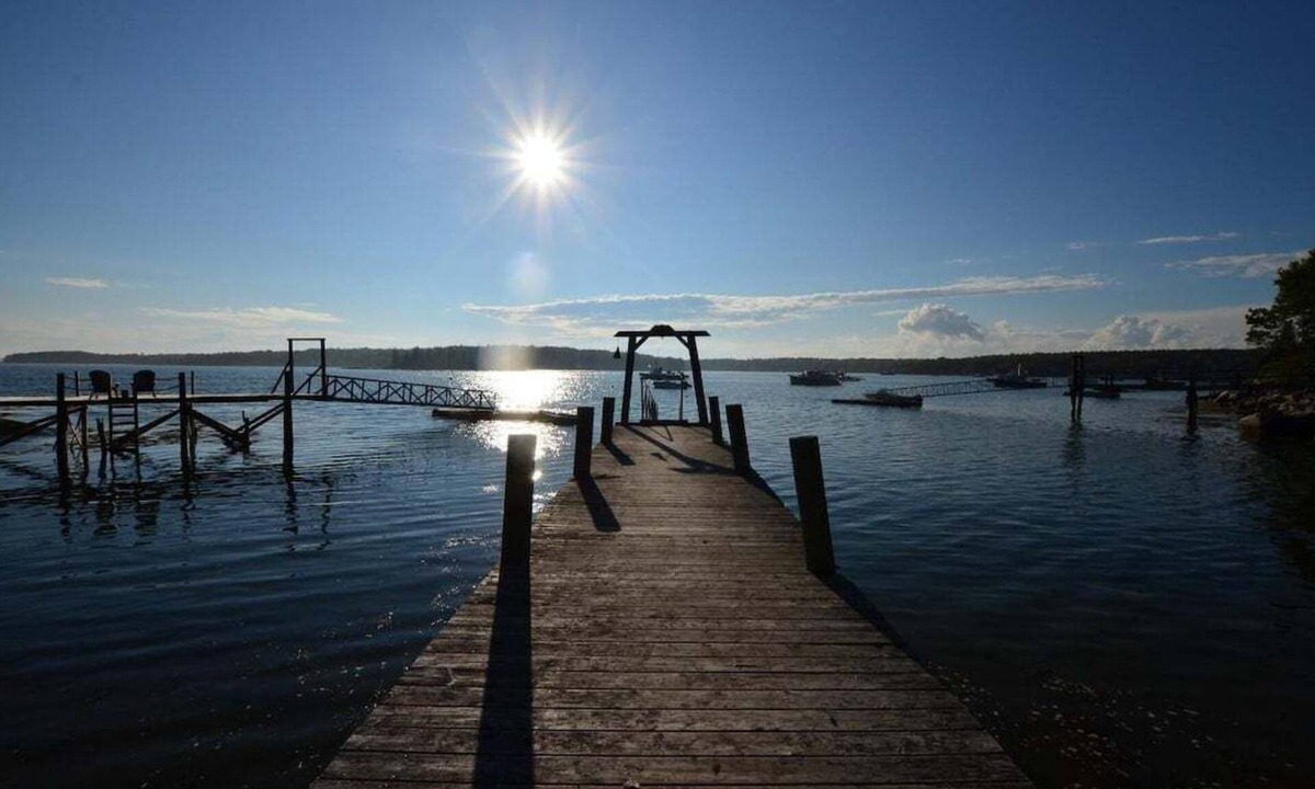 Spruce Head House | Berry Cottage, private dock, overlooking a sandy b