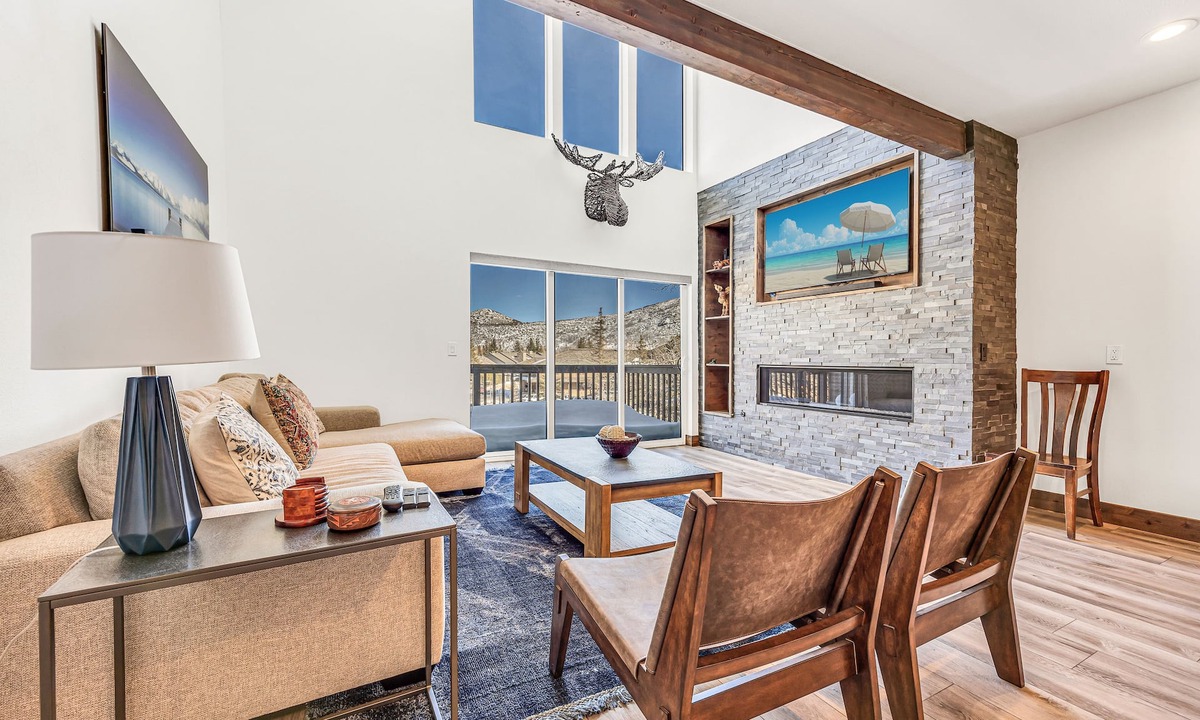 Deer Valley House | Best Location Ski Pad in Deer Valley! Right on free shuttle route! Sleeps 16!