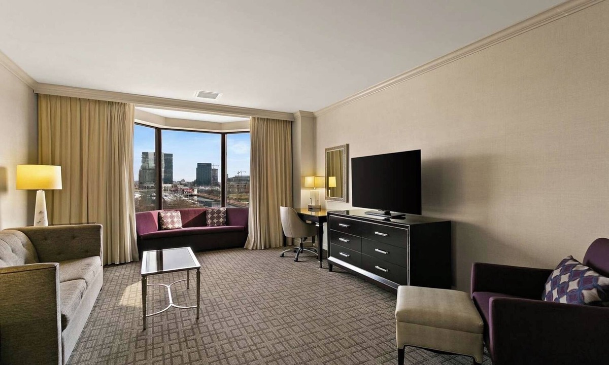 Downtown Baltimore Hotel | Best Value, Quality Stay! Close to M&T Bank Stadium, Pet-Friendly, w/Pool