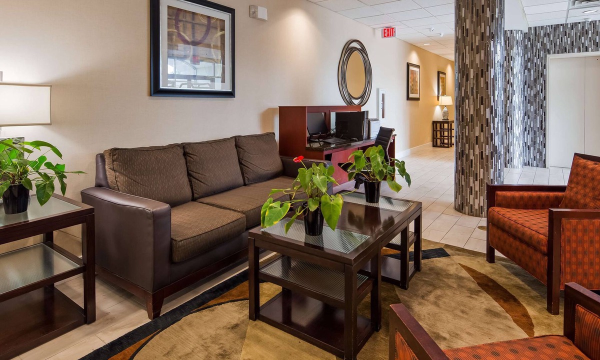 Brook Park Hotel | Best Western Airport Inn & Suites Cleveland