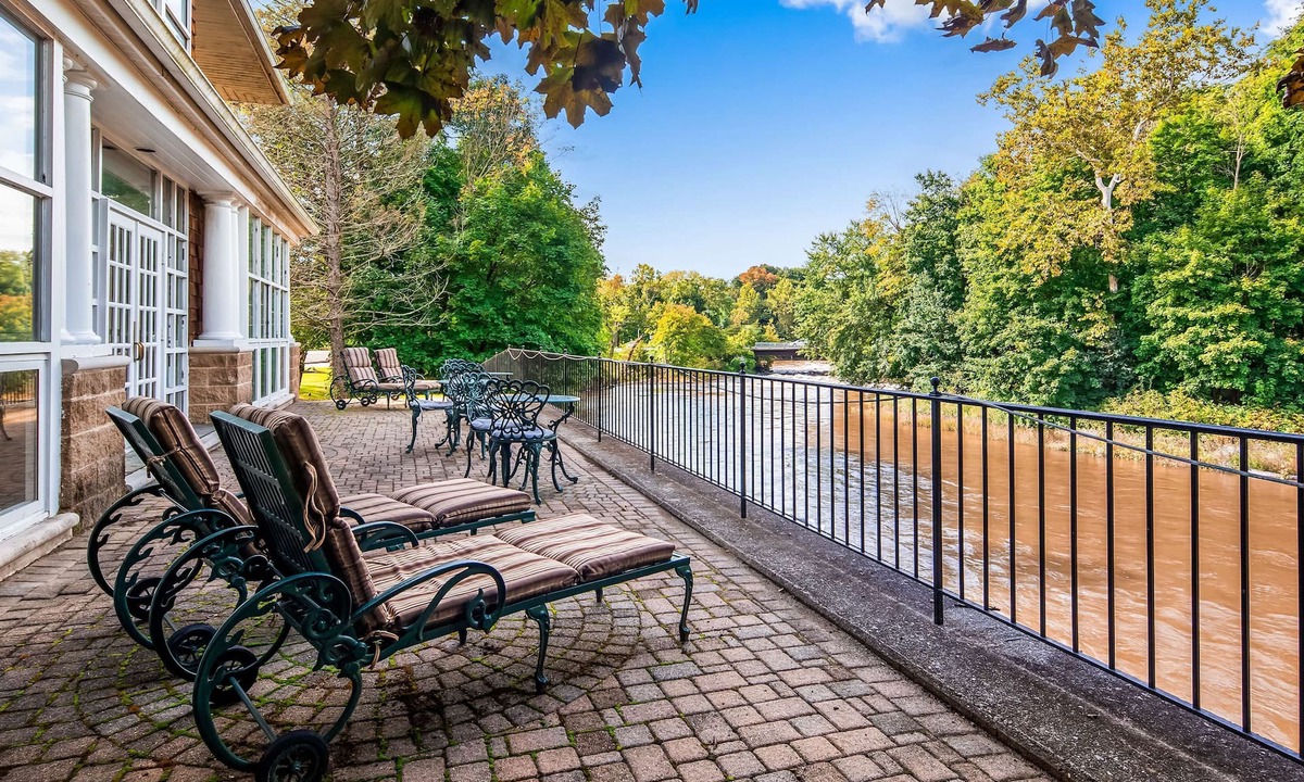 Red Oaks Mill Hotel | Best Western Plus The Inn & Suites At The Falls
