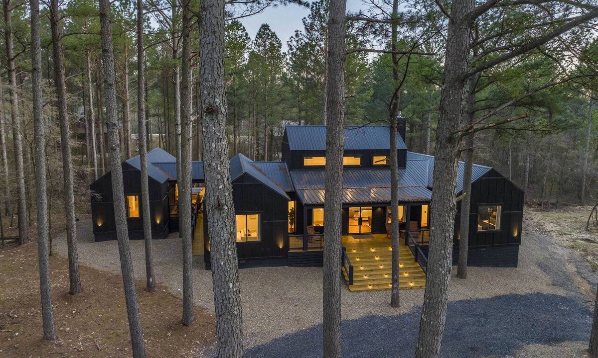 Broken Bow Cabin | Beyond Expectation- Modern cabin-2 minute walk to Restaurants & Entertainment!
