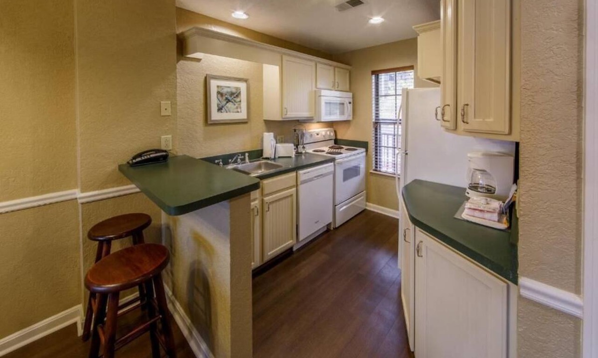 South Lee Hotel | Big Chill + Big Thrill | Three 2BR Villas w/Pools, Sauna & Arcade Fun