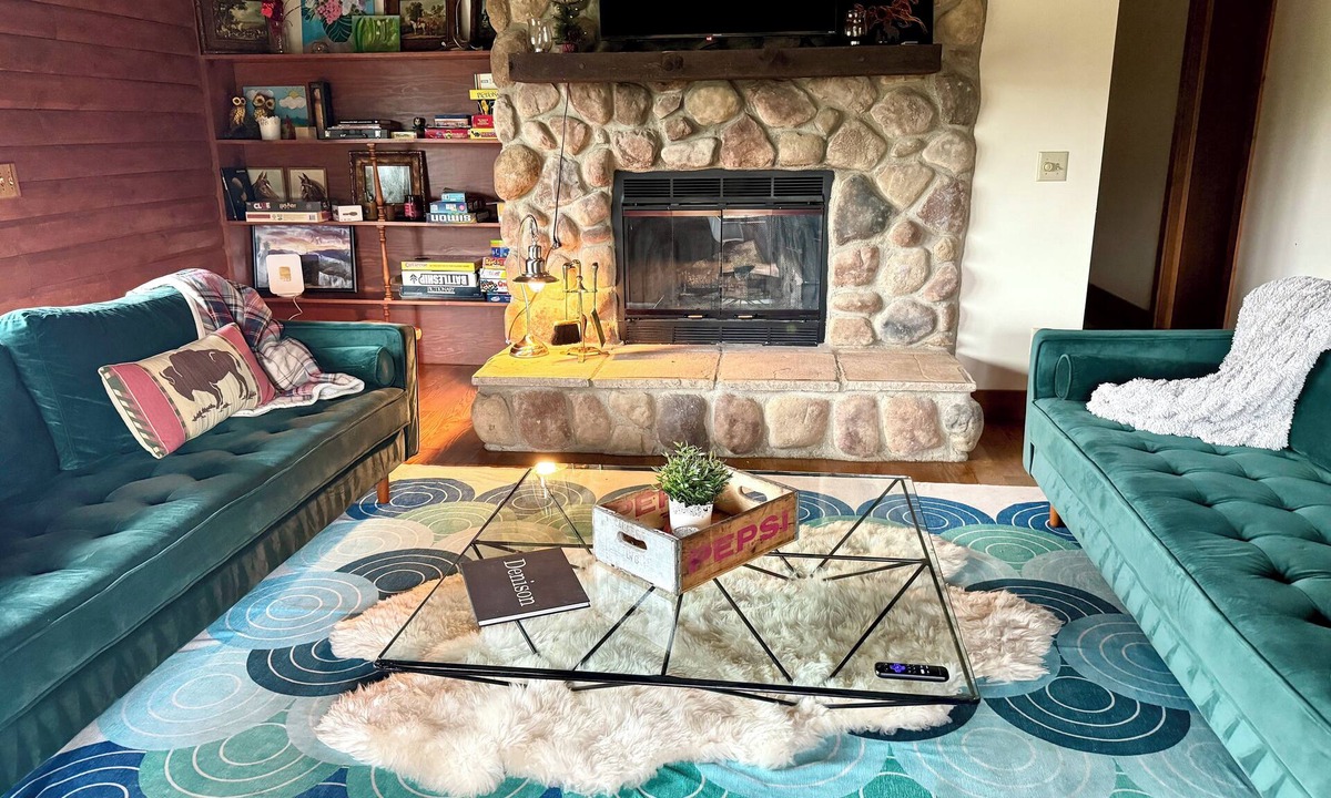 Alexandria Cabin | Big Log Cabin 3 miles Denison & Granville. Farm views.