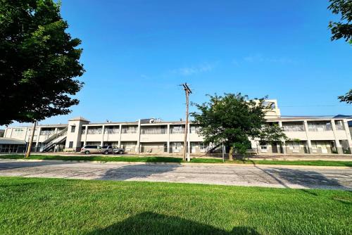 Wichita Hotel | Blue Way Inn & Suites Wichita East