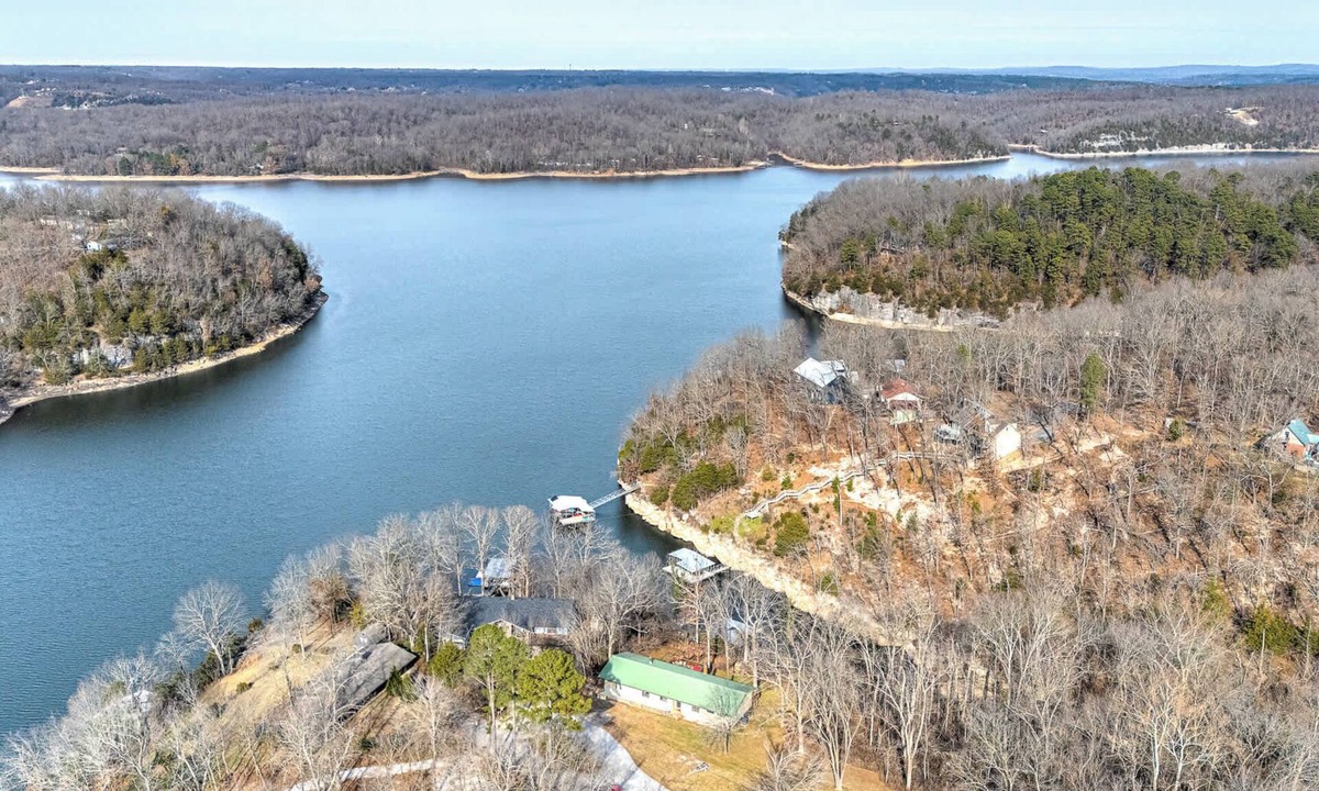 Lowell House | Blueberry Bliss Family Retreat on Beaver Lake near Hickory Creek