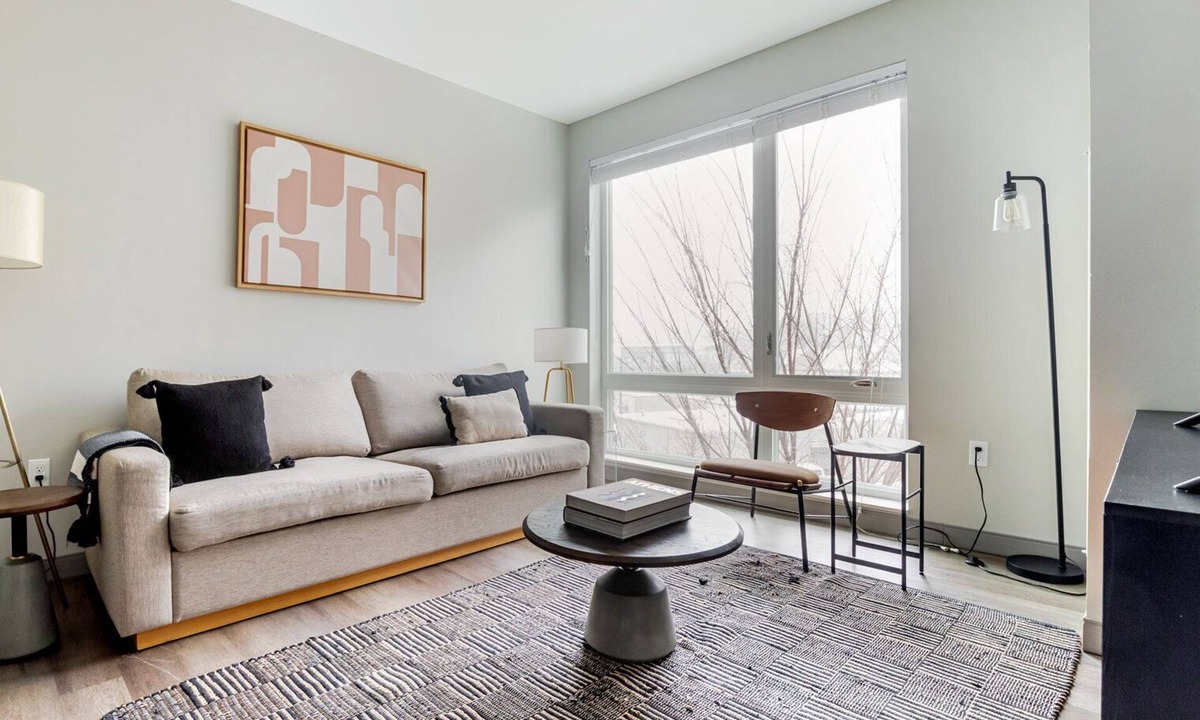 Forest Hills - Woodbourne Apartment | Blueground | Jamaica Plain, AC, gym, nr pond