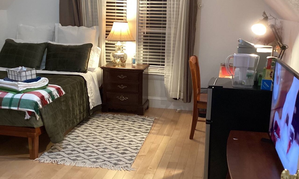 West Roxbury Apartment | BOSTON-PRIVATE SUITE, WITH PRIVATE BATHROOM- WALK TO TRAIN & BUSES