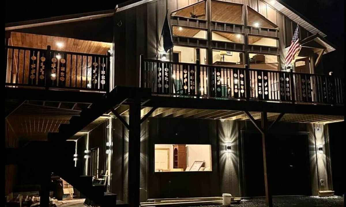 Jay Ski Chalet | Brand new Ski Chalet 4 miles to Jay Peak