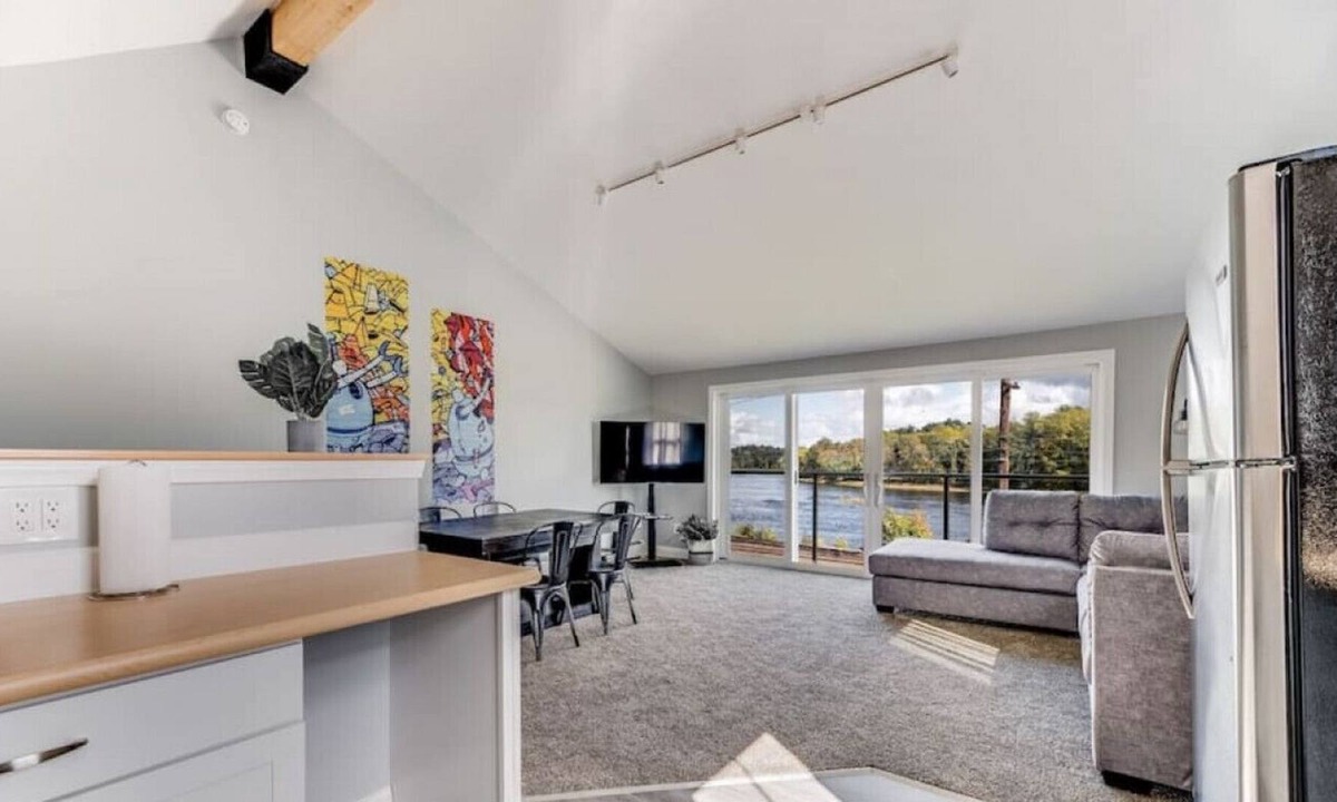 Costigan Apartment | Brand New Waterfront 4BD | Sleeps 8 | Amazing View