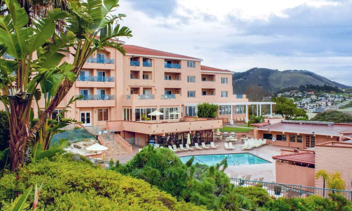 Callender Hotel | Breathtaking Ocean Views! Full Kitchen, Free Parking, Onsite Swimming Pool