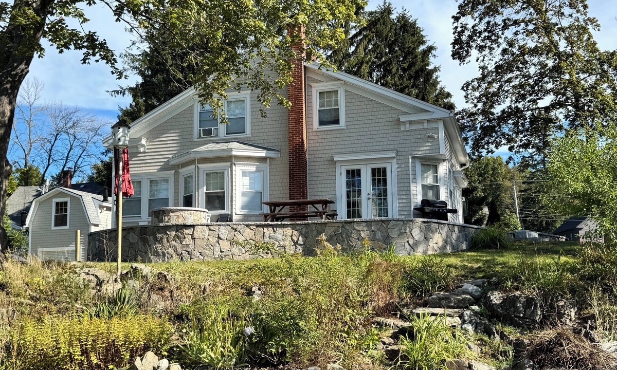 York Harbor House | Bright 3BR Coastal Home Fire Pit, Outdoor Shower, EV Charger Near York Harbor