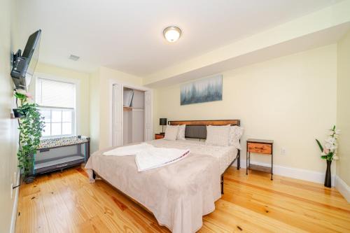 Quincy House | Bright 3BR Quincy Townhouse w Laundry, Bathtub & Near Red Line 41