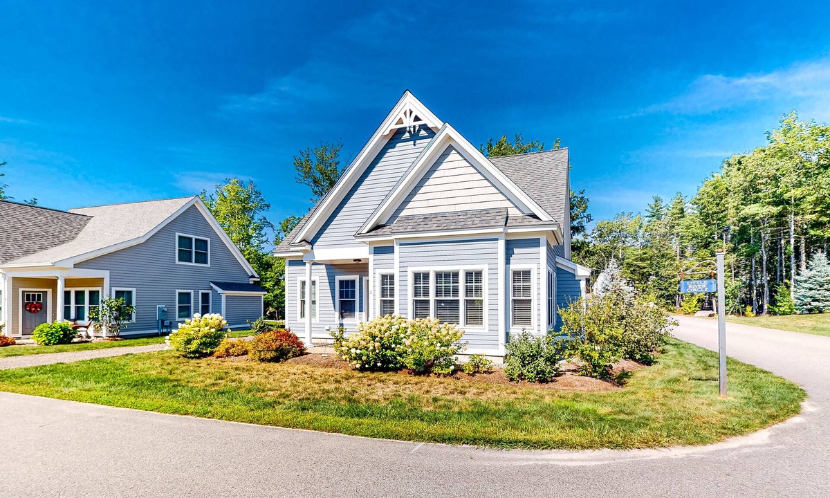 Arundel House | Bright and comfortable 2-level home near the beach w/shared pool, WiFi