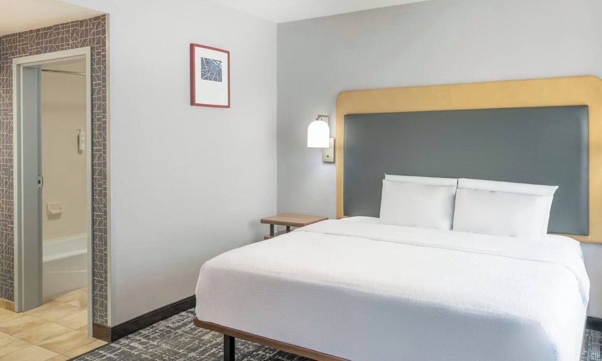 Canonsburg Hotel | Bright and Stylish Four King Units Near Shopping, Dining & Entertainment