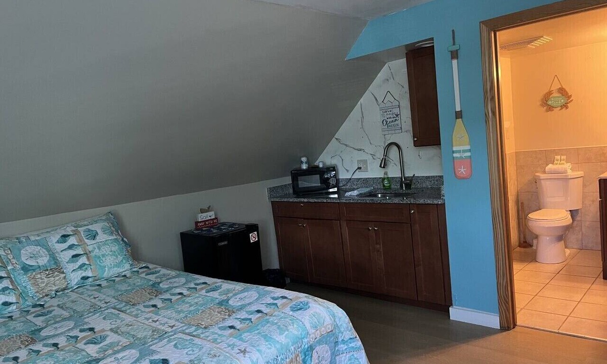 Old Orchard Beach Bed & Breakfast | Bright Character Studio Near the Beach with Outdoor Seating & Parking