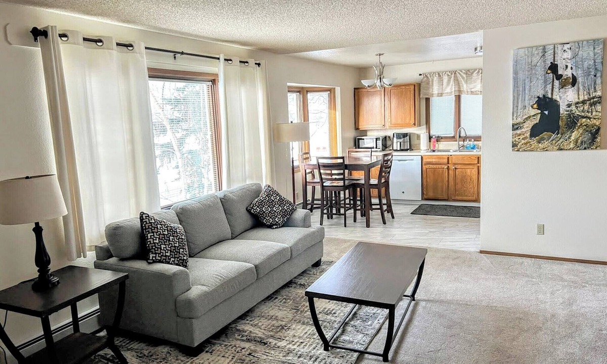 Fairview Apartment | Bright & Spacious Downtown 2 Bedroom Apt w/King bed!