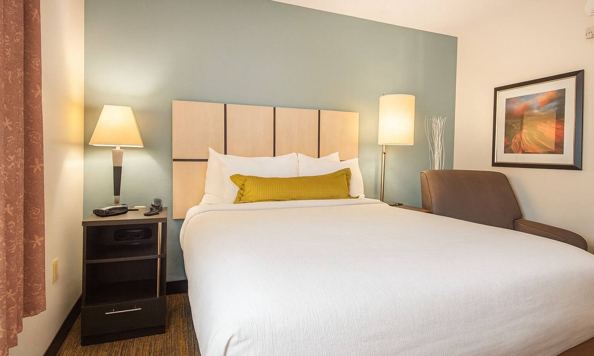 Anaheim Resort Hotel | Bright Studio Near Disneyland w/Full Kitchen | Pet-Friendly
