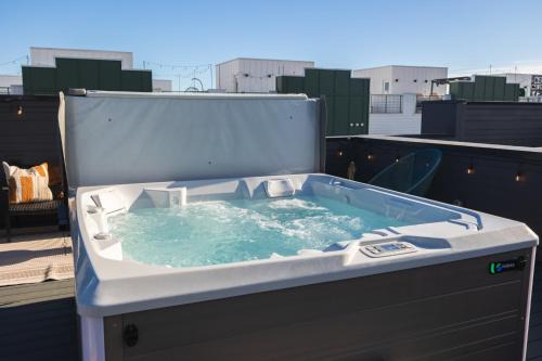 Katie Hill Neighborhood Apartment | Broadway Breakaway I Rooftop Hot Tub