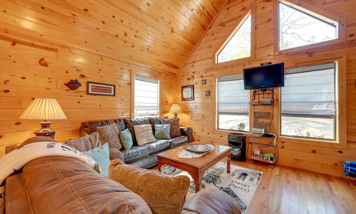 Broken Bow Cabin | Broken Bow Cabin w/Hot Tub & Fire Pit, Near Lake!